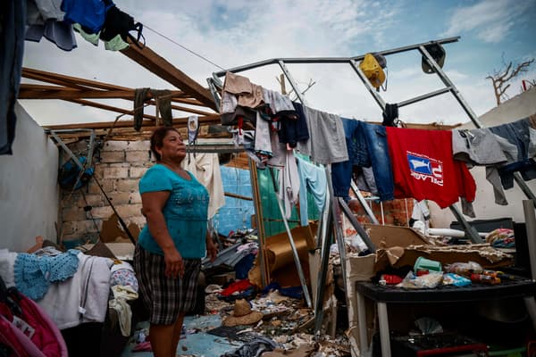 Margarita Carmona devant une maison détruite après le passage de l'ouragan Otis à Puerto Marques, dans l'État de Guerrero, au Mexique, le 27 octobre 2023. Le bilan de l'ouragan d'une puissance exceptionnelle qui a frappé la station balnéaire mexicaine d'Acapulco s'est alourdi samedi à 39 morts, a annoncé le gouvernement mexicain. Ce lundi 30 octobre, il fait état de 48 morts. 