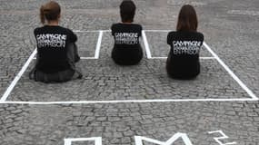 Trois membres du collectif "Trop c'est trop" dénoncent la surpopulation carcérale sur la place de la Concorde à Paris, en 2007.