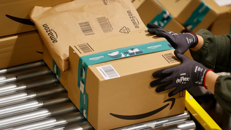 Un colis dans un entrepôt français d'Amazon, en décembre 2021