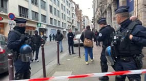 Les forces de l'ordre bloquent l'accès à la rue du bar, où une soirée jugée raciste a été interdite par la préfecture et la mairie.