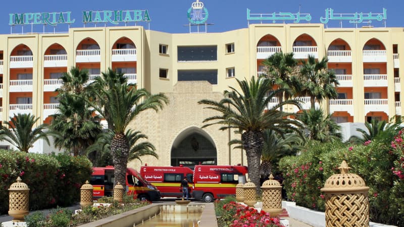 Les pompiers devant hôtel Riu Imperial Marhaba à Port el Kantaoui, où a eu lieu l'attaque.