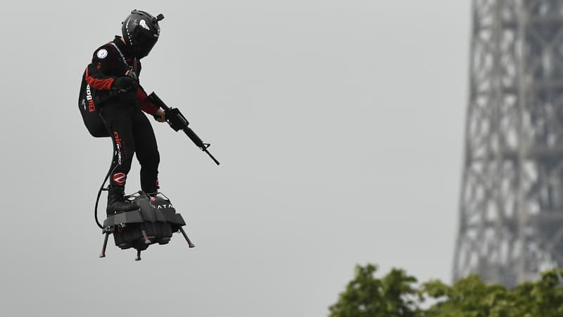 Franky Zapata sur son Flyboard Air, le 14 juillet 2019.