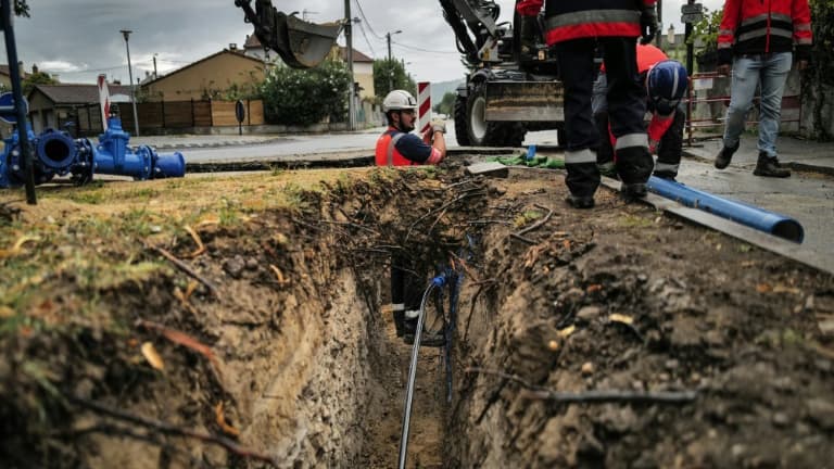 Renouvellement d'une canalisation d'eau, à Valence (Drôme), le 13 septembre 2023