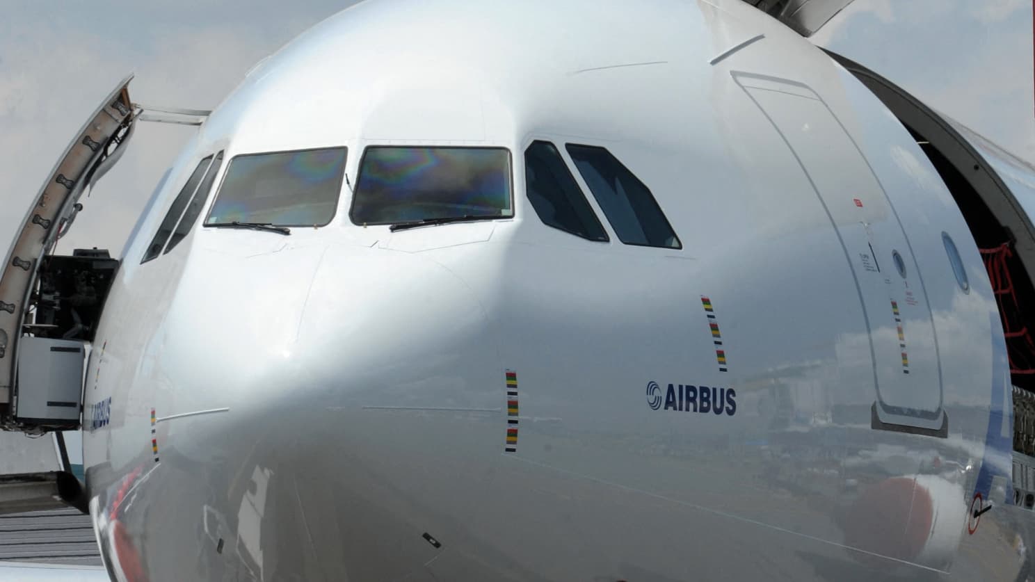 Un voyageur repère des vis manquantes sur l'aile d'un Airbus et fait  annuler le vol