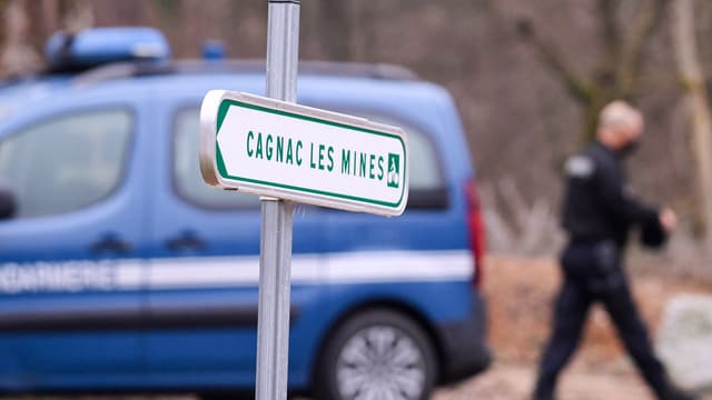Des gendarmes bloquent une route menant à une ferme abandonnée où se déroulent des fouilles pour retrouver le corps de Delphine Jubillar, à Cagnac-les-Mines le 18 janvier 2022.
