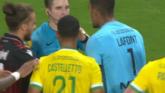 Alban Lafont réclame des explications à l'arbitre de Nice-Nantes, le 23 octobre 2022 Alban Lafont réclame des explications à l'arbitre de Nice-Nantes, le 23 octobre 2022