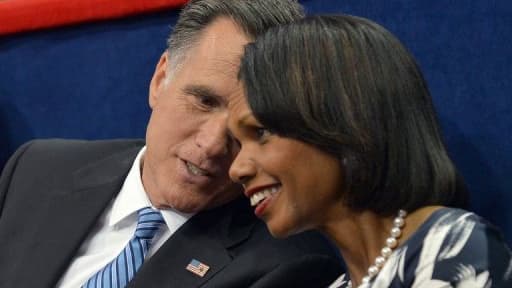 L'ancienne secrétaire d'Etat Condoleezza Rice parle avec le candidat républicain à la Maison Blanche Mitt Romney, à la convention de Tampa, le 28 août 2012