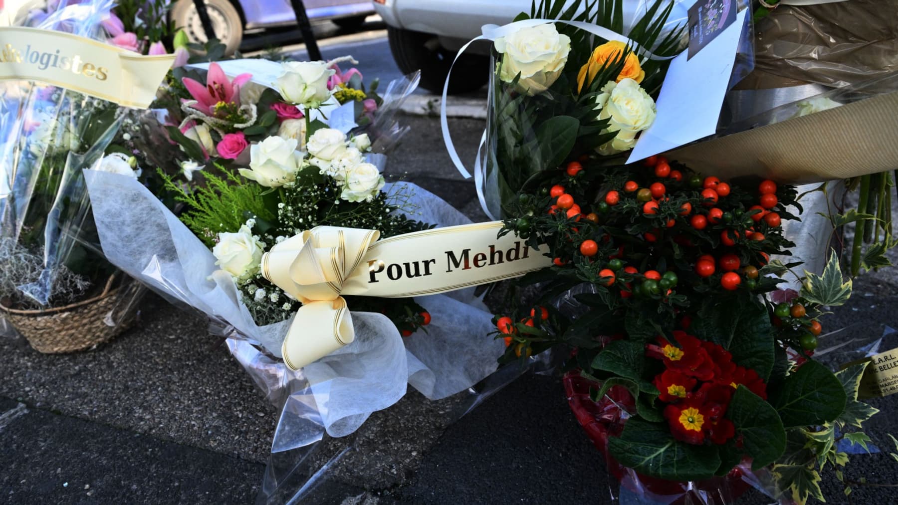 Un bouquet de fleurs devant un mémorial de fortune où Mehdi Kessaci a été assassiné, à Marseille, le jour de ses funérailles le 18 novembre 2025.