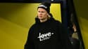 L'attaquant norvégien du Borussia Dortmund Erling Haaland encourage ses coéquipiers depuis les tribunes lors de la rencontre de Ligue des champions contre l'Ajax Amsterdam (groupe C) à domicile, le 3 Novembre 2021