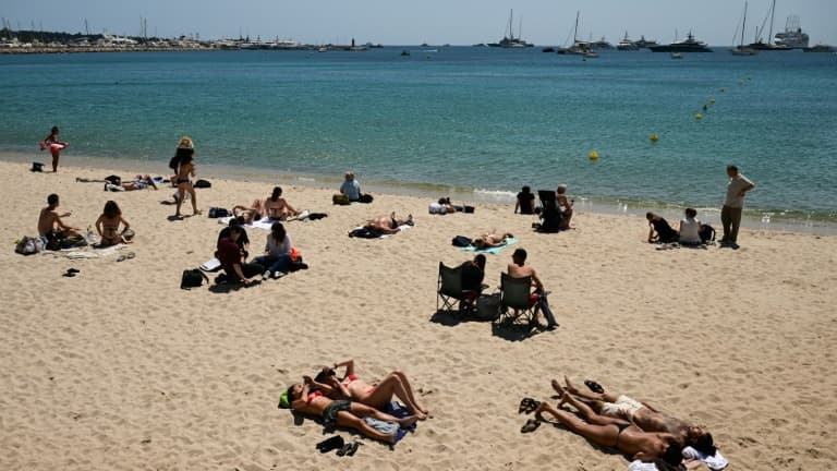 Des personnes profitent de la plage par une journée ensoliellée à Cannes, le 17 mai 2025 dans les Alpes-Maritimes (image d'illustration)