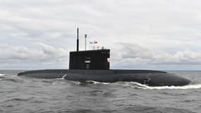 Un sous-marin russe de classe Kilo lors du défilé du Jour de la Marine, célébrant le 325e anniversaire de la marine russe, à Saint-Pétersbourg le 25 juillet 2021. 