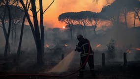 Un sapeur-pompier progresse dans l'incendie qui ravage le Var depuis lundi soir.