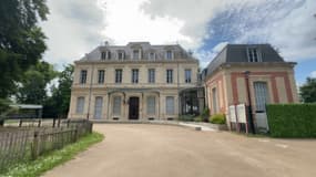 La mairie de Sathonay-Village (Rhône).