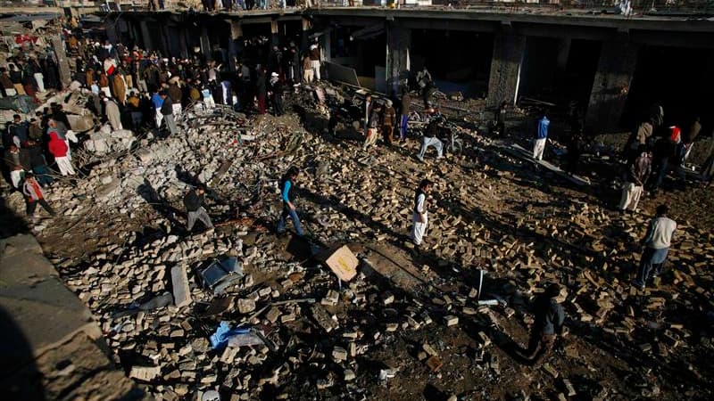 A Quetta, dans l'ouest du Pakistan, au lendemain d'un attentat à la bombe commis dans le grand bazar de la ville. Le bilan de cette attaque s'est alourdi à 80 morts et pourrait encore s'aggraver, a déclaré dimanche un haut responsable des services de sécu