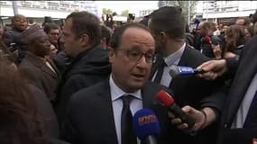 Accueil mitigé de François Hollande à La Courneuve lors d'un bain de foule