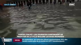 Venise: Les touristes continuent de profiter de la ville malgré les rues inondées 