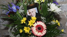 Une couronne de fleurs en hommage à René Angélil