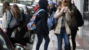 Des adolescents de Llinars del Vallès, en Espagne, après l'annonce du crash de l'A320 de Germanwings, mardi, dans lequel ont péri 16 adolescents allemands qui avaient passé une semaine en voyage linguistique dans la commune.
