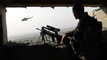 Soldat français à Kaboul. Selon le ministre des Affaires étrangères, Alain Juppé, la France réfléchit à un éventuel retrait de ses troupes d'Afghanistan avant la date prévue de 2014. /Photo d'archives/REUTERS/Ahmad Masood