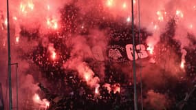 Les fumigènes au stade La Toumba du PAOK Salonique