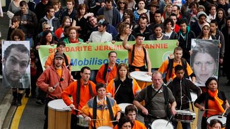 Rassemblées derrière une fanfare de percussions, un millier de personnes ont pris part samedi à Nort-sur-Erdre, en Loire-Atlantique, près de Nantes à une "marche pour l'espoir" dédiée à un jeune couple porté disparu depuis fin août en Bolivie, Jérémie Bel