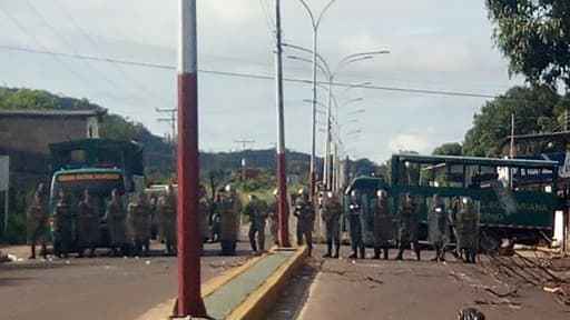Photo fournie par les autorités de l'Etat d'Amazonas montrant des soldats vénézuéliens bloquant l'accès au centre de détention de Puerto Ayacucho, où a eu lieu une mutinerie le 16 août 2017