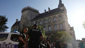 Des policiers sécurisent les lieux devant la mairie après qu'un homme a tenté de l'incendier, le 21 août 2024 à Angoulême, en Charente
