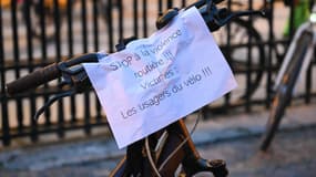 Un message contre la violence routière sur un vélo, le 16 octobre 2024 à Paris