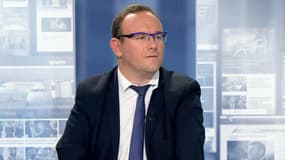 "On ne peut pas être dans la majorité gouvernementale et vouloir incarner le 1er parti d’opposition", selon Abad (LR) 