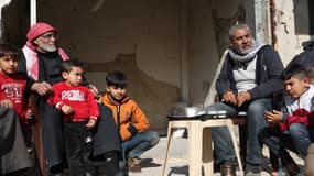 Une famille alaouite à Homs le 8 janvier 2025