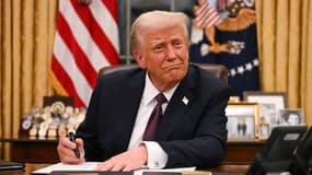 Le président américain Donald Trump signe des décrets dans le bureau ovale de la Maison Blanche à Washington, DC, le 20 janvier 2025.