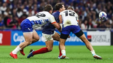 Le violent choc au visage reçu par Antoine Dupont dans un duel avec Johan Deysel lors du match de Coupe du monde France-Namibie (96-0), le 21 septembre 2023