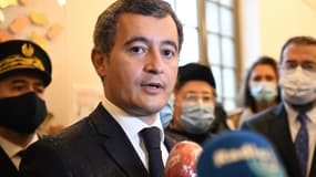 Le ministre de l'Intérieur Gérald Darmanin s'adresse à la presse lors de la visite de la visite d'une synagogue à Boulogne-Billancourt pour la fête juive de Yom Kippour, le 27 septembre 2020 dans les Hauts-de-Seine