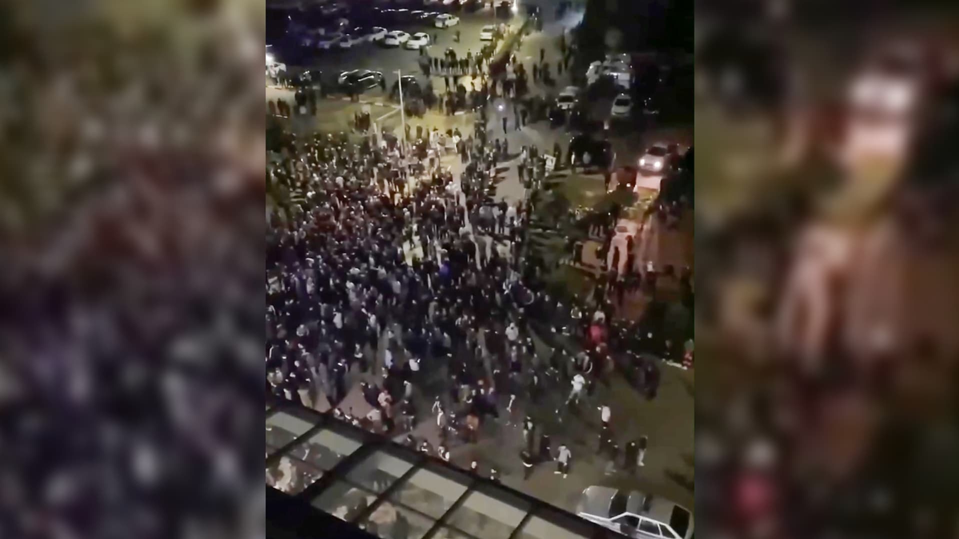 Au moins plusieurs dizaines de personnes prennent d'assaut le terminal de l'aéroport de Makhatchkala au Daguestan, en Russie, le 29 octobre 2023