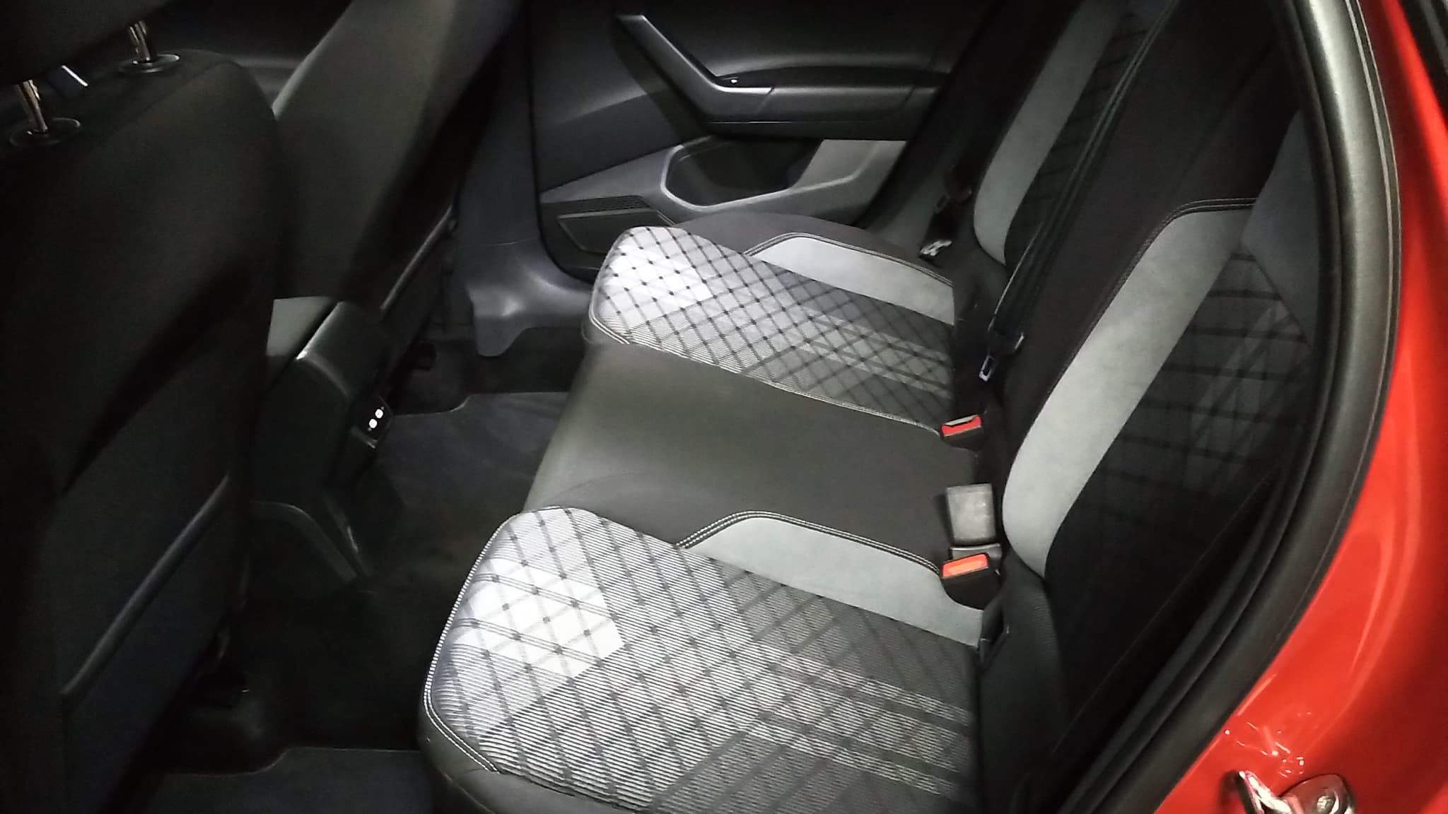 Les places arrière sont très logeables pour les passagers.