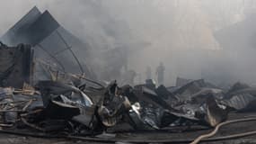 Des pompiers ukrainiens s'efforcent d'éteindre un incendie à la suite d'une frappe dans la banlieue d'Odessa, le 11 mars 2025, dans le contexte de l'invasion russe de l'Ukraine. (Photo d'illustration)