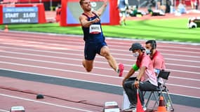 Kevin Mayer au saut en longueur pour le décathlon lors des JO 2020. 