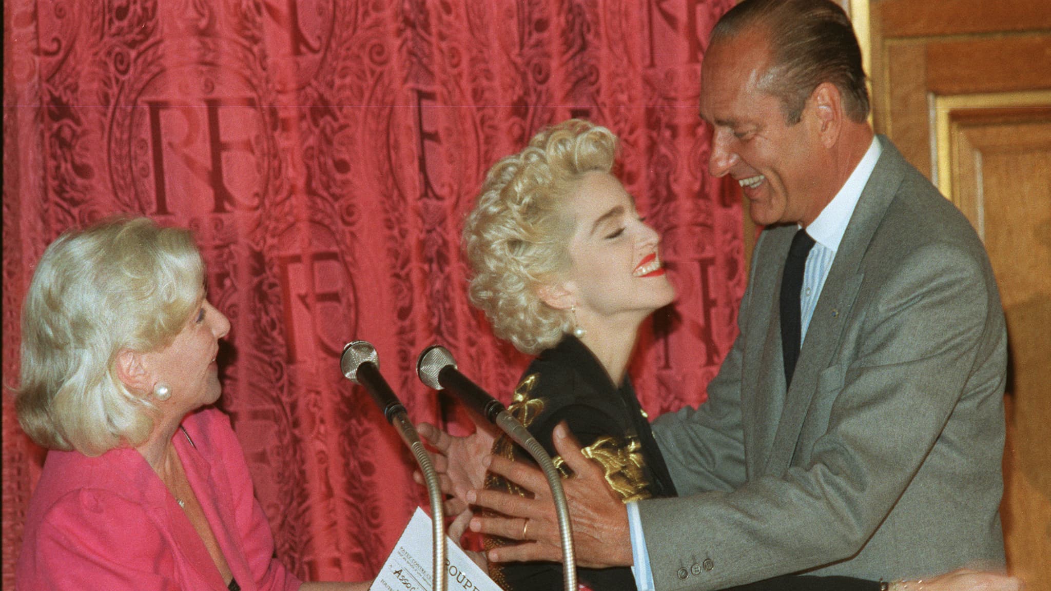 Madonna et Jacques Chirac à la mairie de Paris en août 1987. La chanteuse vient de remettre un chèque de 500.000 francs à l'association des artistes contre le sida, présidée par Line Renaud.