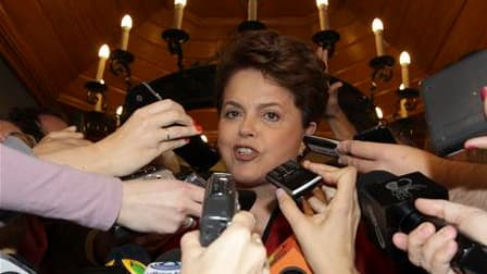 Dilma Rousseff, candidate du parti au pouvoir, est créditée de 52,17% des suffrages valides après dépouillement de plus de 64% des bulletins de vote exprimés au second tour de l'élection présidentielle au Brésil. /Photo prise le 31 octobre 2010/REUTERS/Ga