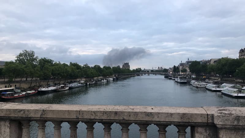 Un panache de fumée est visible dans le ciel de Paris jeudi 11 mai 2023, un camion frigorifique est en feu dans le centre de la capitale.