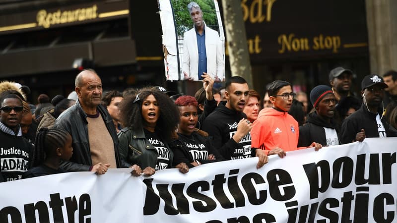 Des centaines de personnes ont défilé à Paris ce samedi pour réclamer "justice" pour Adama Traoré, mort lors de son interpellation par les gendarmes le 19 juillet dernier.