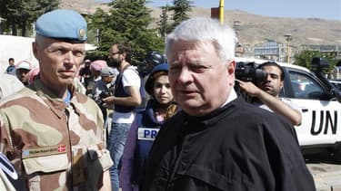 Hervé Ladsous (à droite), chef des opérations de maintien de la paix de l'Onu, a déclaré que la Syrie est désormais en état de guerre civile, 15 mois après le début d'un soulèvement contre le régime de Bachar al Assad. /Photo prise le 20 mi 2012/REUTERS/K