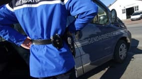 Un gendarme et son véhicule - Image d'illustration
