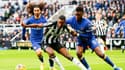 L'attaquant de Newcastle Isak face au Français de Chelsea Badiashile 