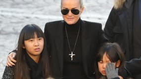 Laeticia, Jade et Joy Hallyday le jour des obsèques de Johnny à l'église de la Madeleine, le 9 décembre 2017