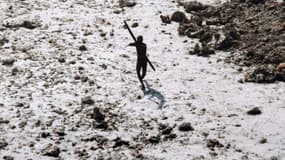 Un membre des Sentinelles en train de viser un hélicoptère avec son arc lors du tsunami de 2004