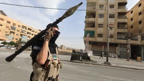 Un membre des forces de sécurité syriennes près de Damas le 30 avril 2025 (image d'illustration)