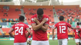 Mostafa Mohamed célèbre un but de l'Egypte devant un stade presque vide, janvier 2024