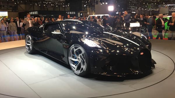 "La Voiture noire", tout juste dévoilée par Bugatti sur son stand du salon de Genève.