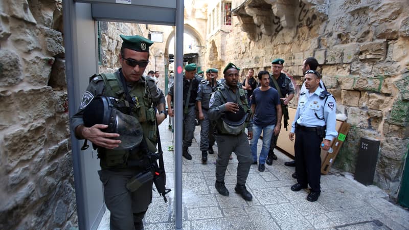 Des soldats israéliens devant un détecteur de métaux venant d'être installé, dans la Vieille ville de Jérusalem, le 8 octobre.